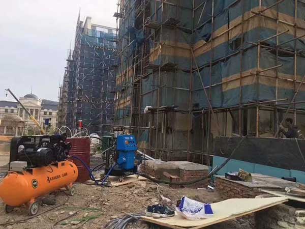 建筑市場(chǎng)需求量激增 聚氨酯行業(yè)競(jìng)爭(zhēng)升級(jí)(圖1) 建筑外墻保溫聚氨酯噴涂施工